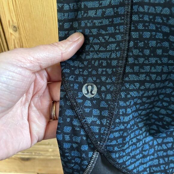 Lululemon 6 Blue Black Cropped Leggings Mesh Details Pockets Capri Printed‎ - Picture 7 of 8